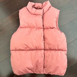 Old Navy puffer vest with zipper and buttons in maybe, size 5T